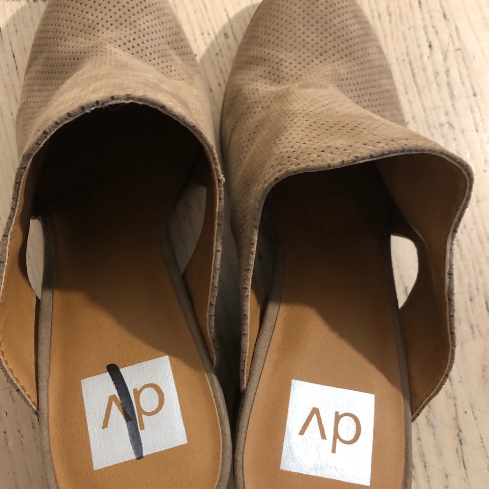 Tan mules - Picture 4 of 5